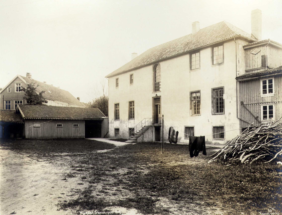 Anders Beer Wilse, Skrivergården sett fra bakgården, Mandal, Vest-Agder. Fotografert 1912.