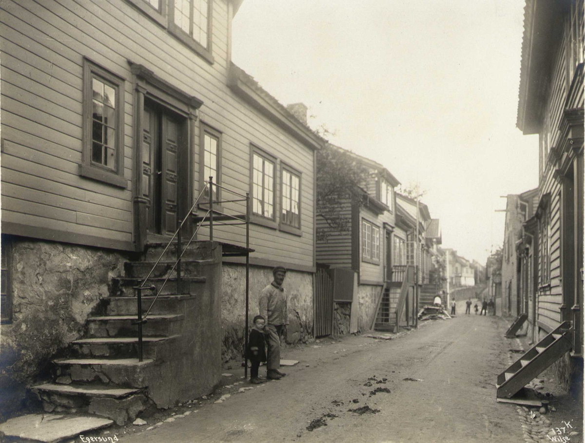 Anders Beer Wilse, Gateparti, Egersund, Eigersund, Rogaland. Mann og gutt i forgrunnen. Fotografert 1912.
