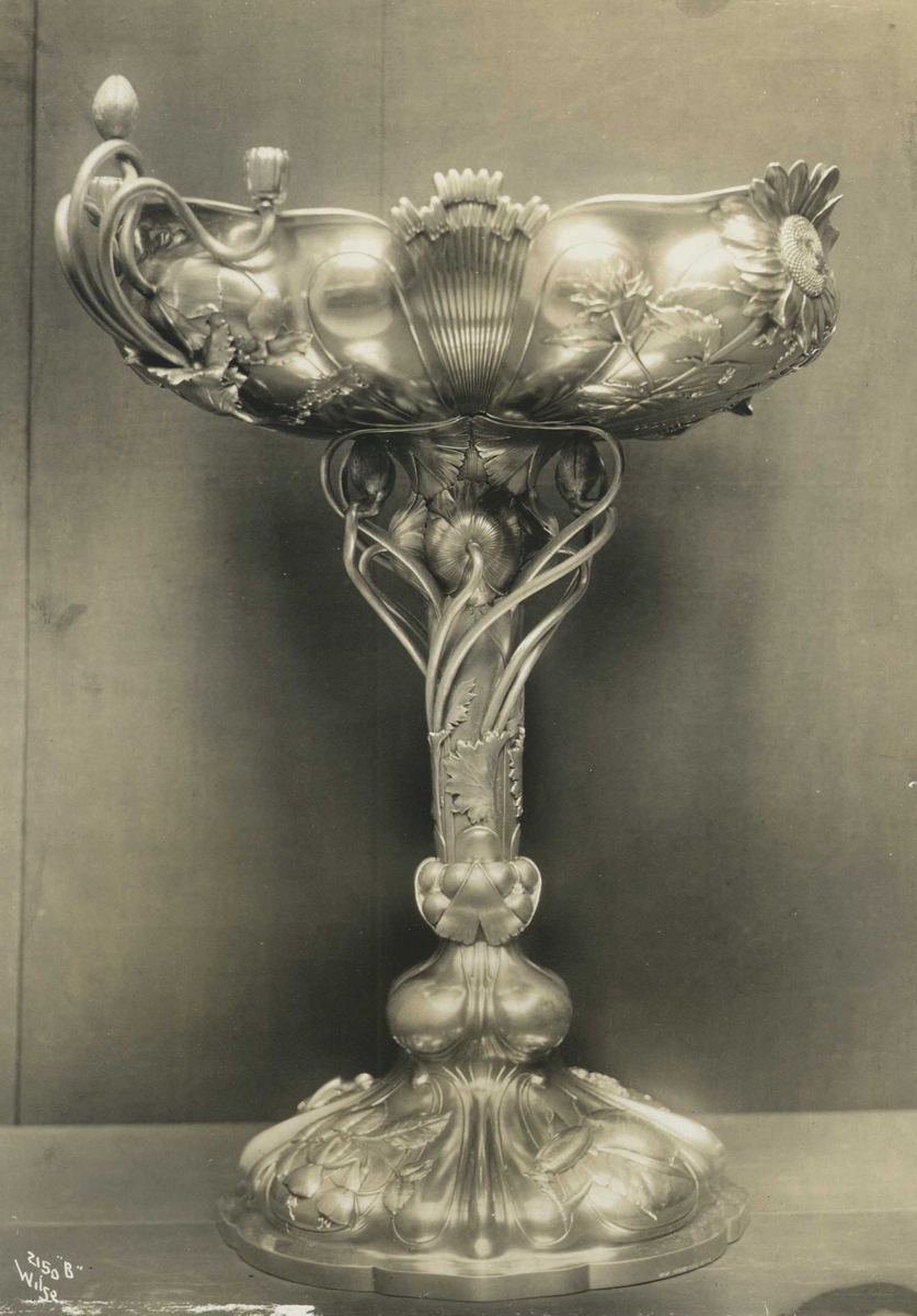 Anders Beer Wilse, Fruktvase i sølv. Utført af Th. Olsen i Bergen. Fotografert 1908.