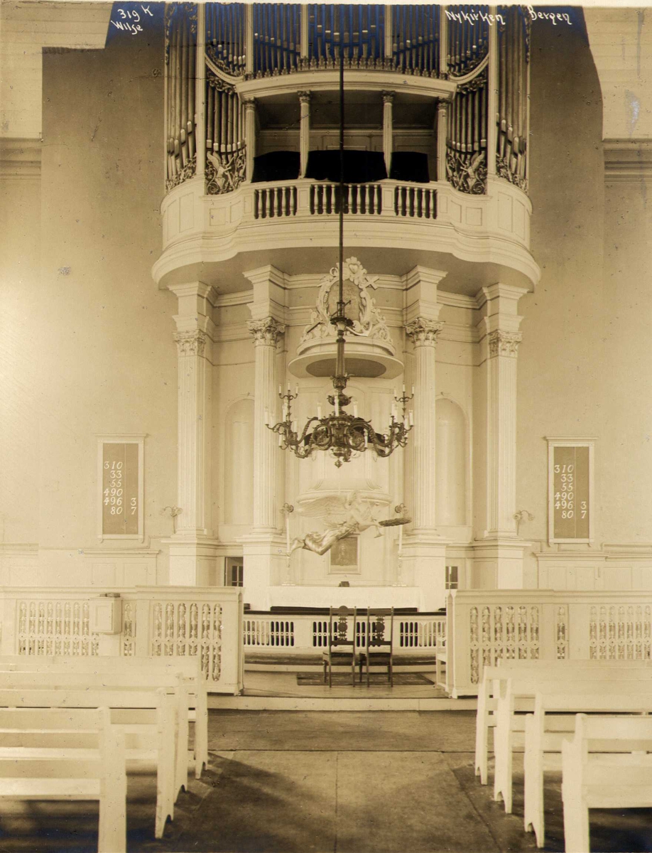 Anders Beer Wilse, Kirkeinteriør med prekestol og orgel, Nykirken, Bergen, Hordaland. Fotografet 1912.