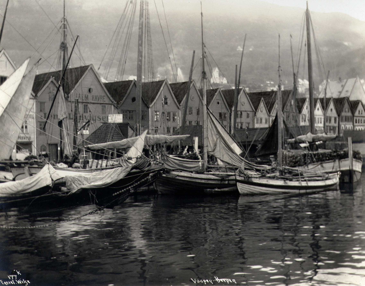 Anders Beer Wilse, Havneområde med ulike båttyper med seil ved brygger, Vågen, Bergen, Hordaland. Fotografert 1912.