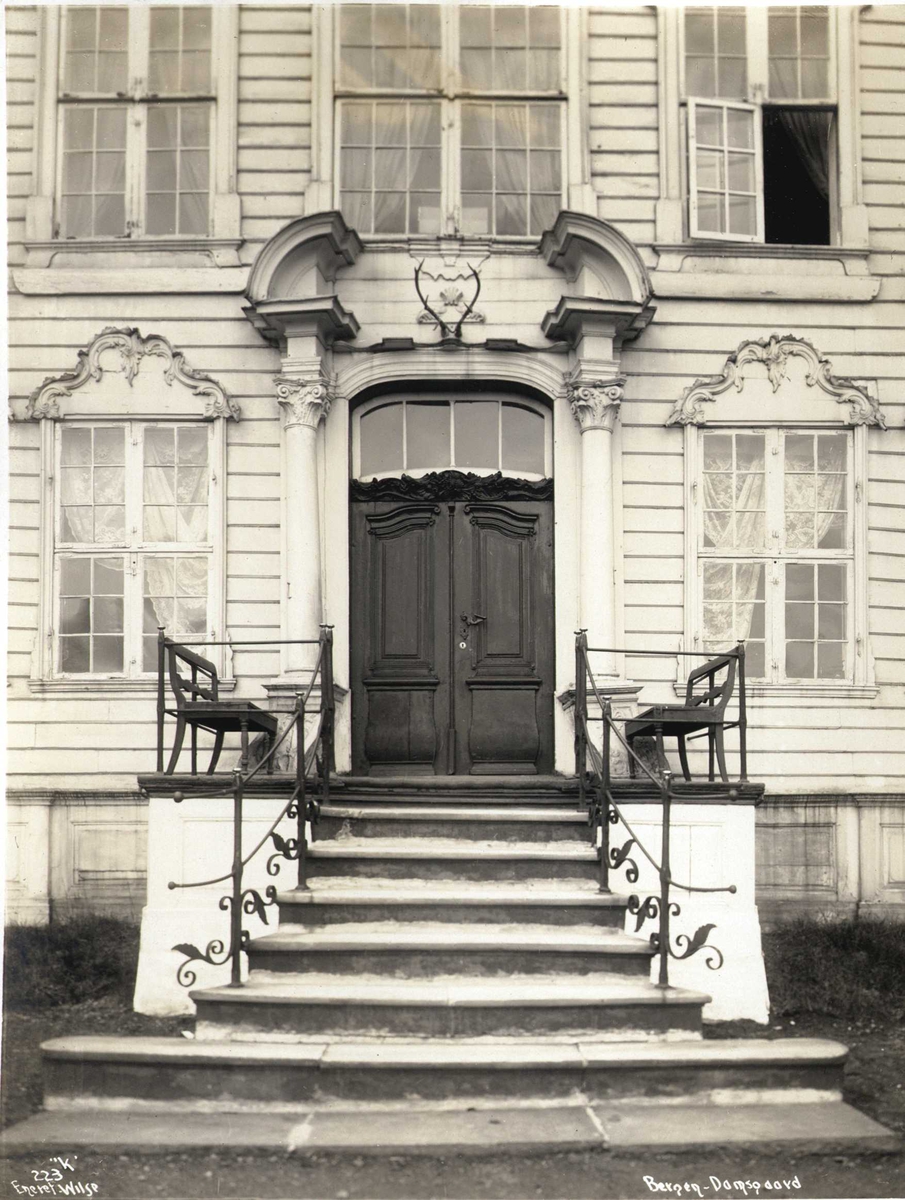 Anders Beer Wilse, Inngangparti, Damsgård hovedgård, Bergen, Hordaland. Fotografert 1912.