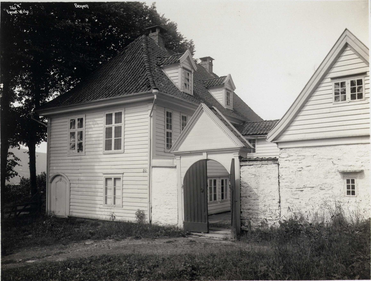 Anders Beer Wilse, Trehus, Kalfaret, Bergen, Hordaland. Fotografert 1912.