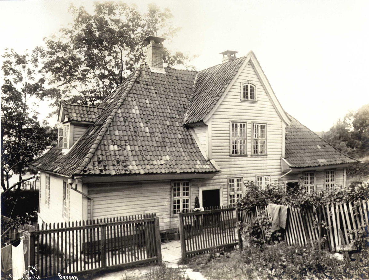 Anders Beer Wilse, Villa og lystssted i Måseskjæret i Sandviken i Bergen. Hus med stort valmtak, og inngjerdet eiendom.