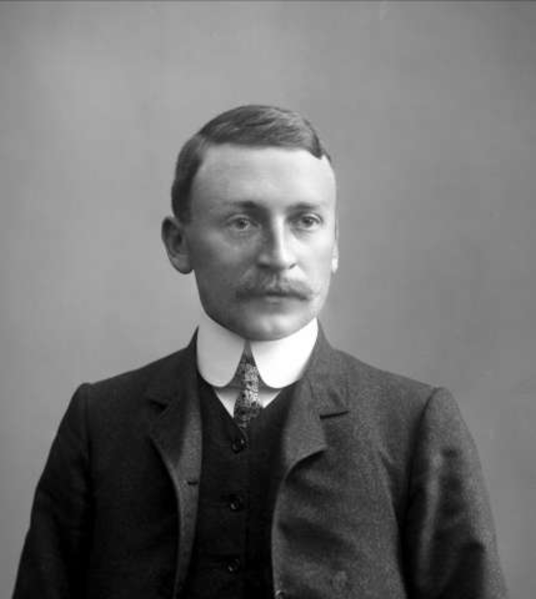 Gustav Borgen, Portrett, mann med dress. Stud.med. Amundsen.
