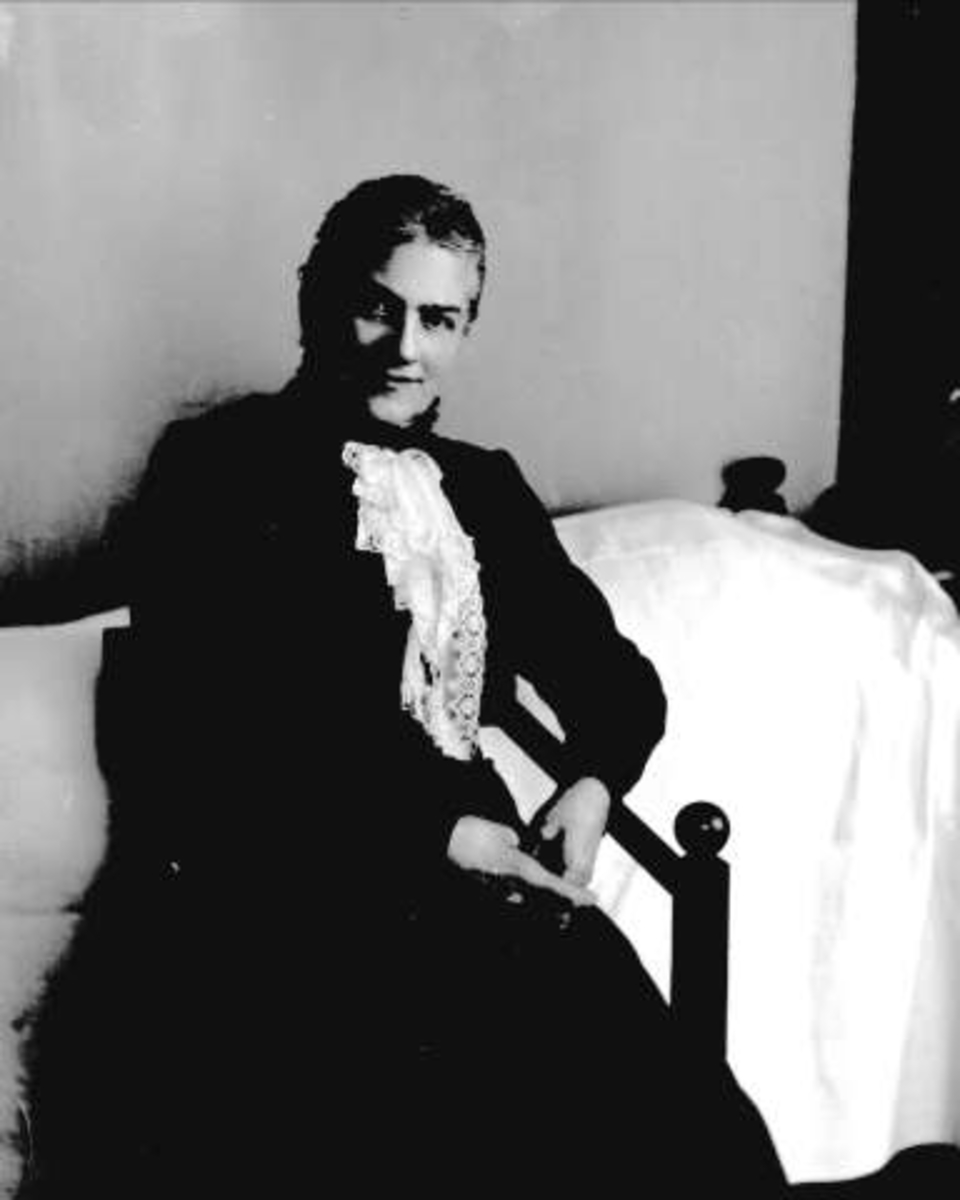 Gustav Borgen, Portrett. Fru C. W. Berg sitter på en stol foran en seng.