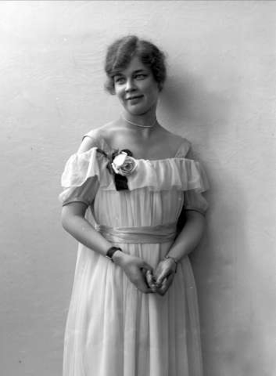 Gustav Borgen, Portrett, kvinne i lys kjole med rose på brystet. Frøken Signe Petersen.