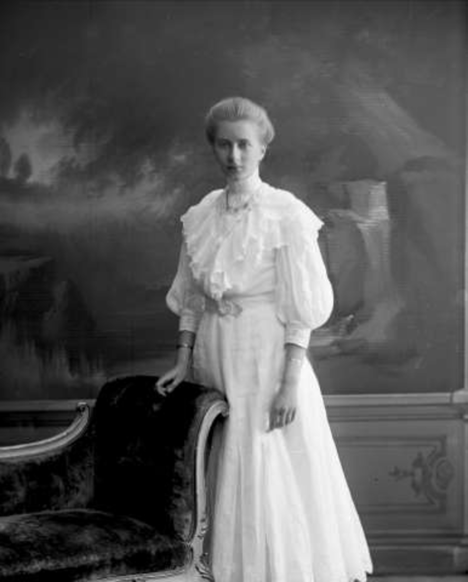 Gustav Borgen, Portrett, kvinne i lys kjole. Frøken v Heimburg.