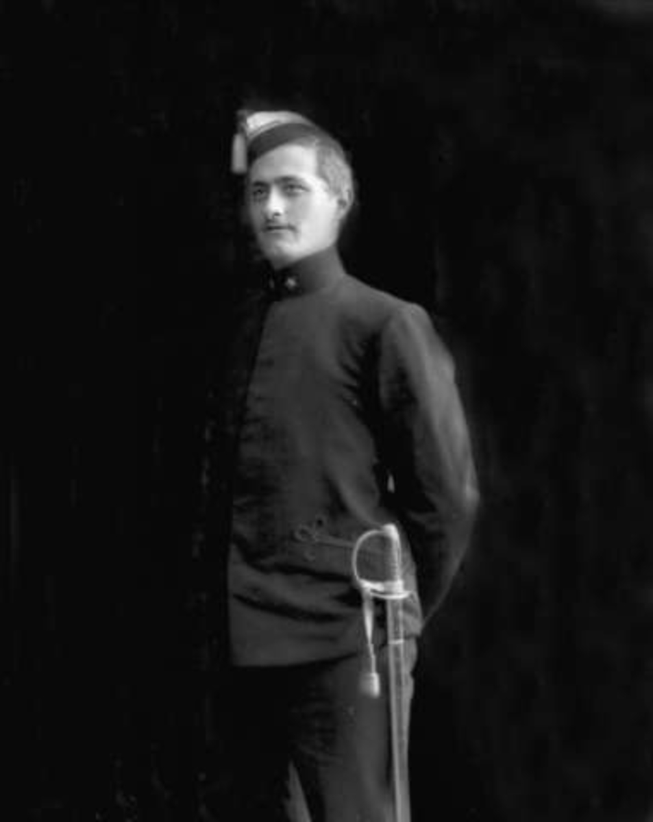 Gustav Borgen, Portrett, Fredrik Rode, født 1882, i uniform som sekondløytnant ved Norske Jegerkorps, som reglementert fra 1903 til 1910. Fotografert 1904.
