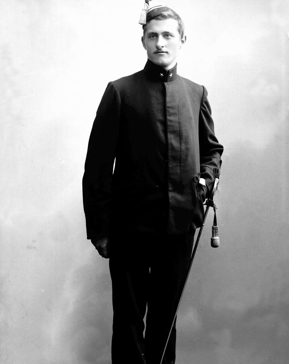 Gustav Borgen, Portrett, Fredrik Rode, født 1882, i uniform som sekondløytnant ved Norske Jegerkorps, som reglementert fra 1903 til 1910. Fotografert 1904.