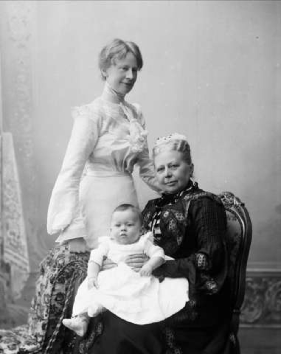 Gustav Borgen, Gruppe, tre generasjoner kvinner. Kvinne i mørk kjole sitter, spedbarn på fanget, kvinne i hvit drakt. Fru Engelhardt Andresen.