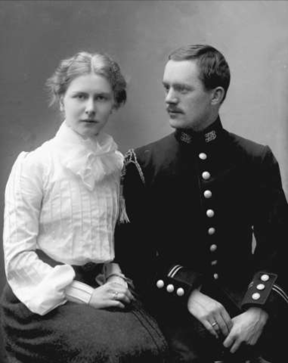 Gustav Borgen, Gruppeportrett, ektepar, hun i lys drakt, han i uniform som løytnant. Løytnant A. Andersen.