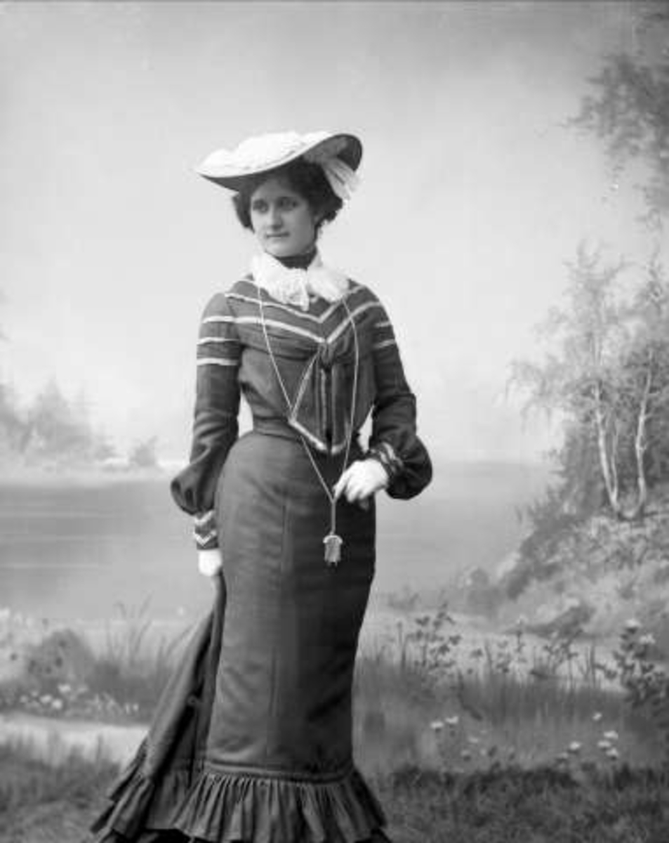 Gustav Borgen, Portrett, kvinne i ytterplagg, med hatt. Dagny Andersen.