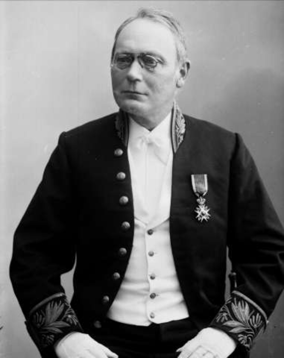 Gustav Borgen, Portrett, assessor Lauritz Birkeland (1839-1922), i uniform for høyesterettsassessorer, fotografert mellom 1896 og 1904.