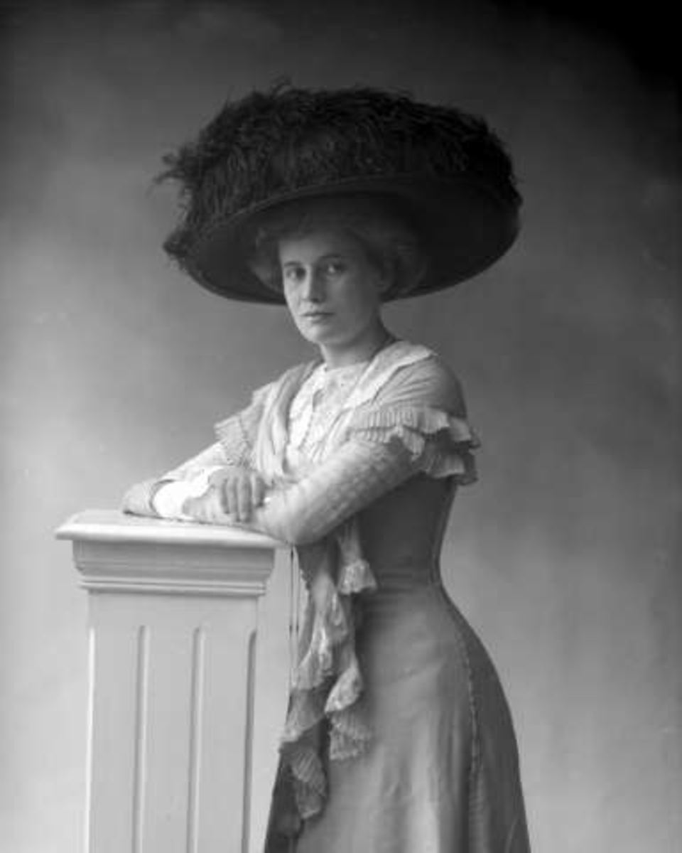 Gustav Borgen, Portrett, kvinne med lys drakt og stor hatt. Frøken W. L. Robertson.