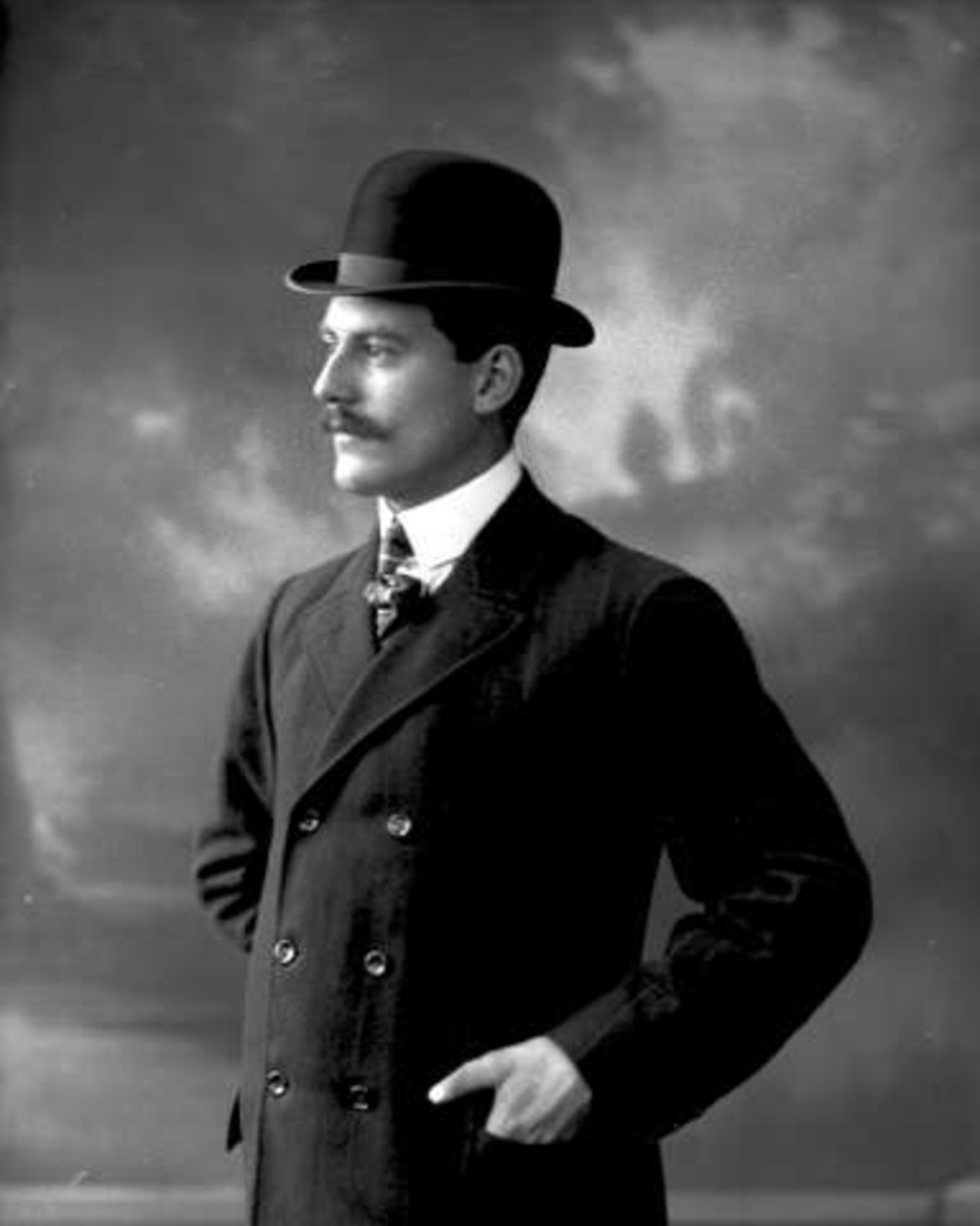 Gustav Borgen, Portrett, mann med frakk og bowlerhatt. Herr Kristiansen.