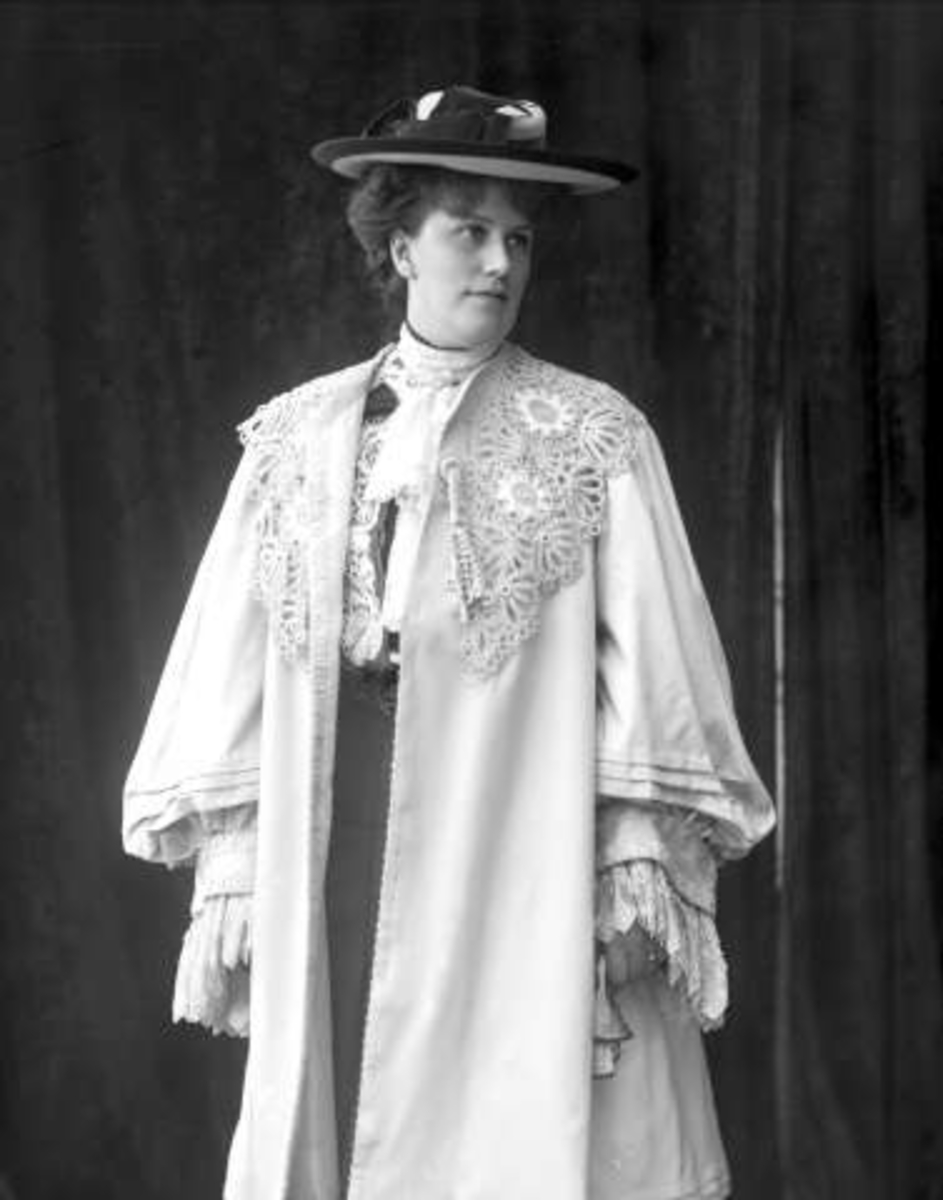 Gustav Borgen, Portrett, kvinne i blomstrete drakt med hatt. Fru kaptein Eide.