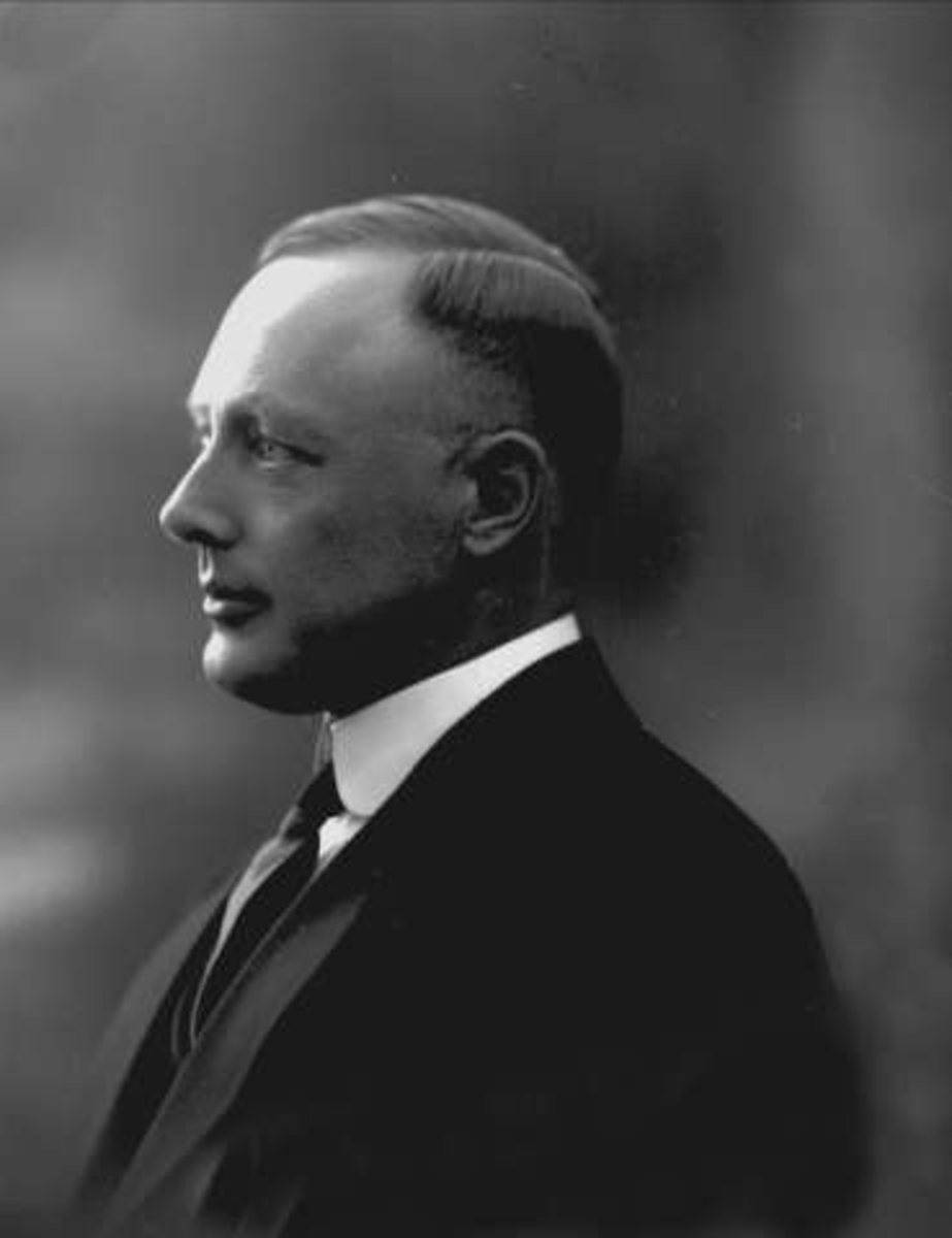 Gustav Borgen, Portrett, mann i dress. Hr ingeniør Sigholt.