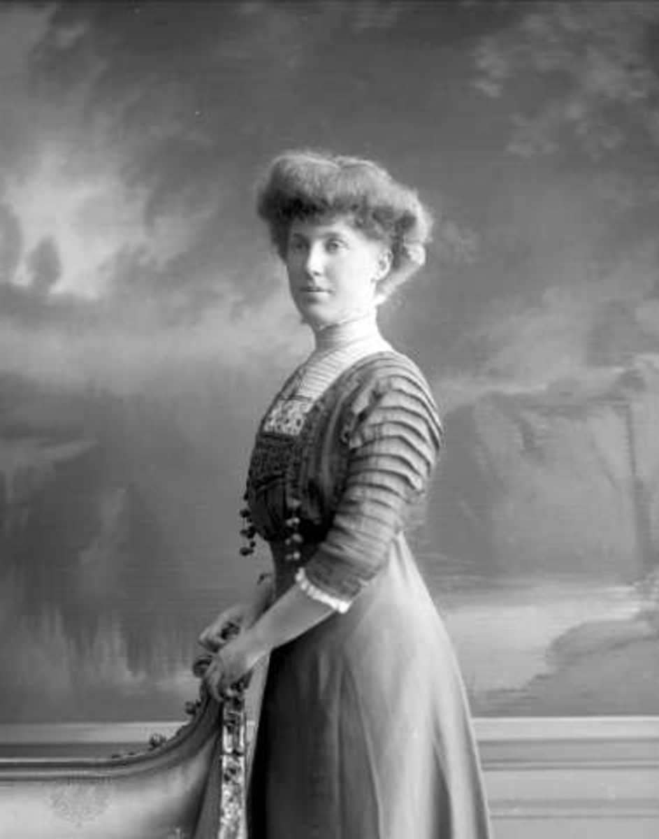 Gustav Borgen, Portrett, kvinne i mørk drakt. Frøken Katinka Lindvik.