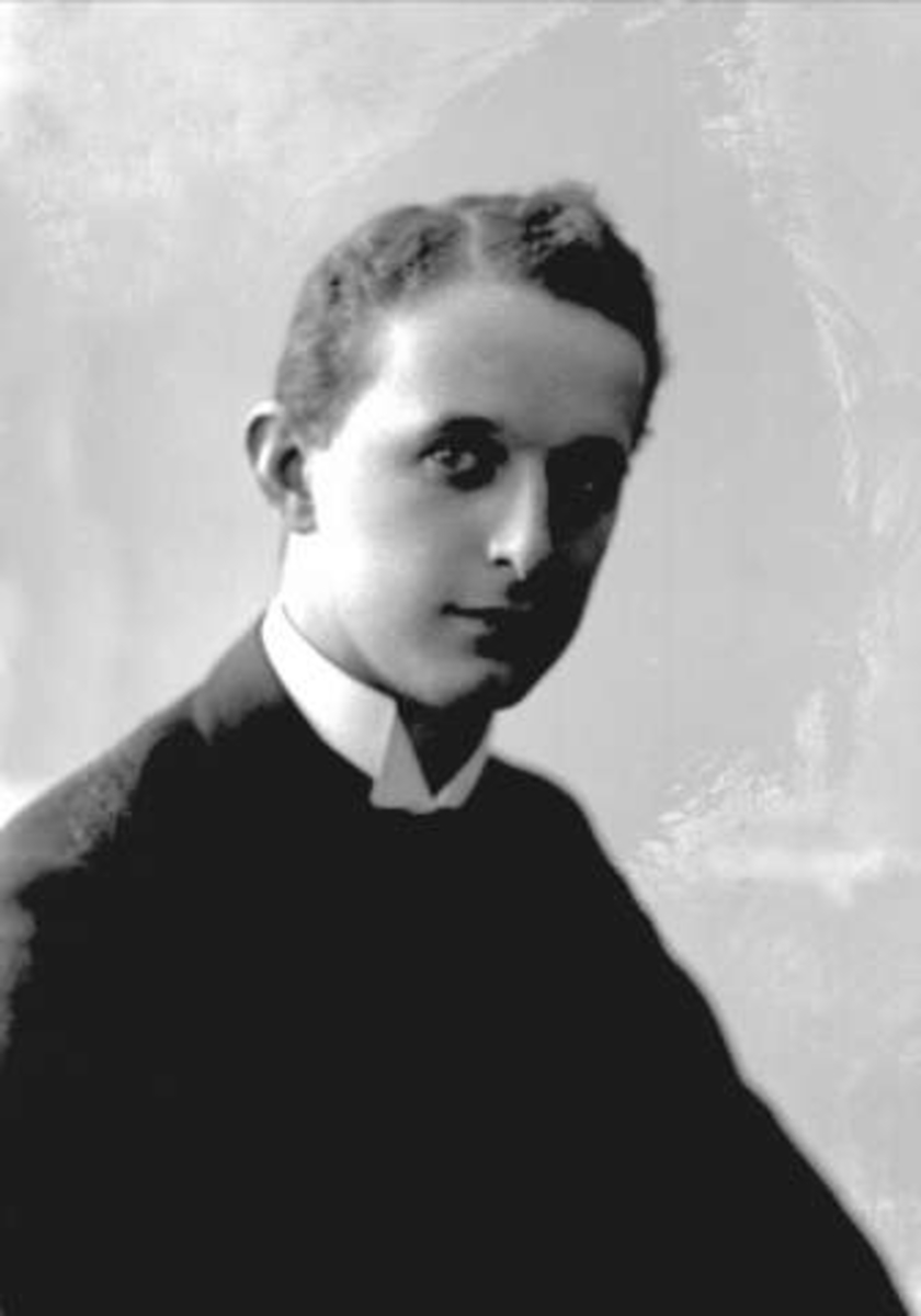 Gustav Borgen, Portrett, mann i mørk dress. Hr Hedels.
