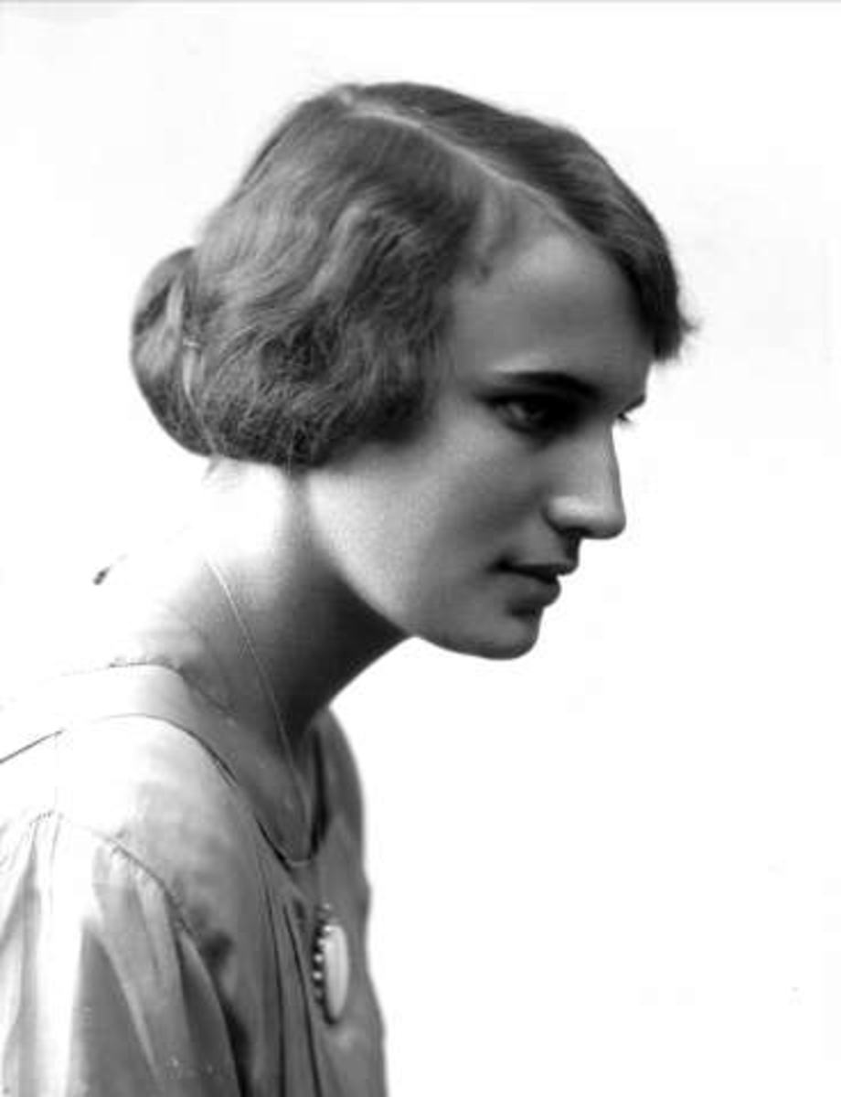 Gustav Borgen, Portrett, kvinne i lys drakt. Frøken Sigrid Hurup.