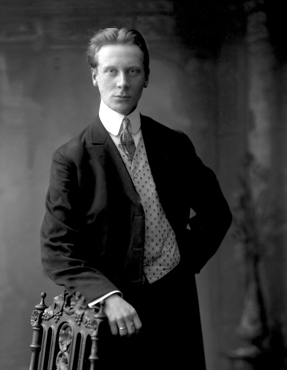 Gustav Borgen, Portrett, mann i dress med vest og slips. Herr Victor Monssen.