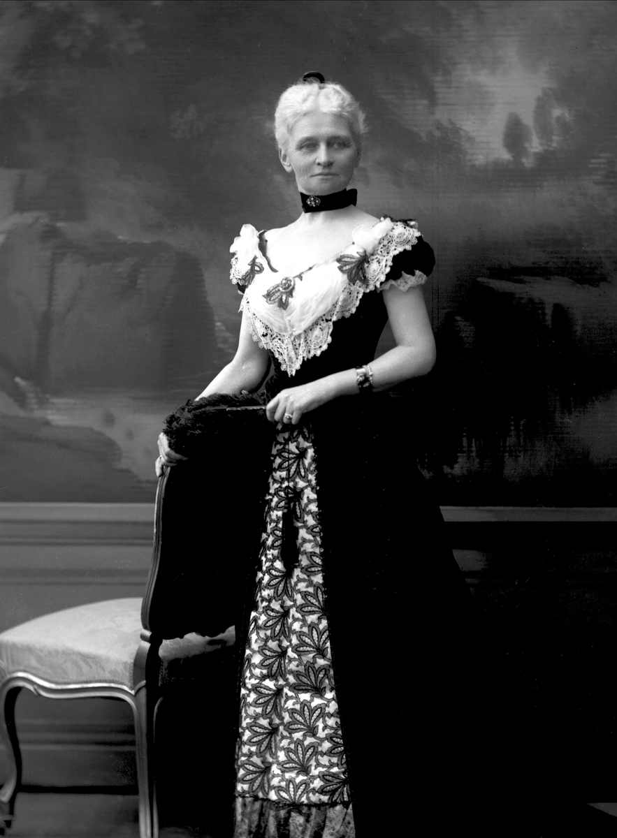 Gustav Borgen, Portrett, kvinne i aftenkjole. Fru Sommerfeldt.
