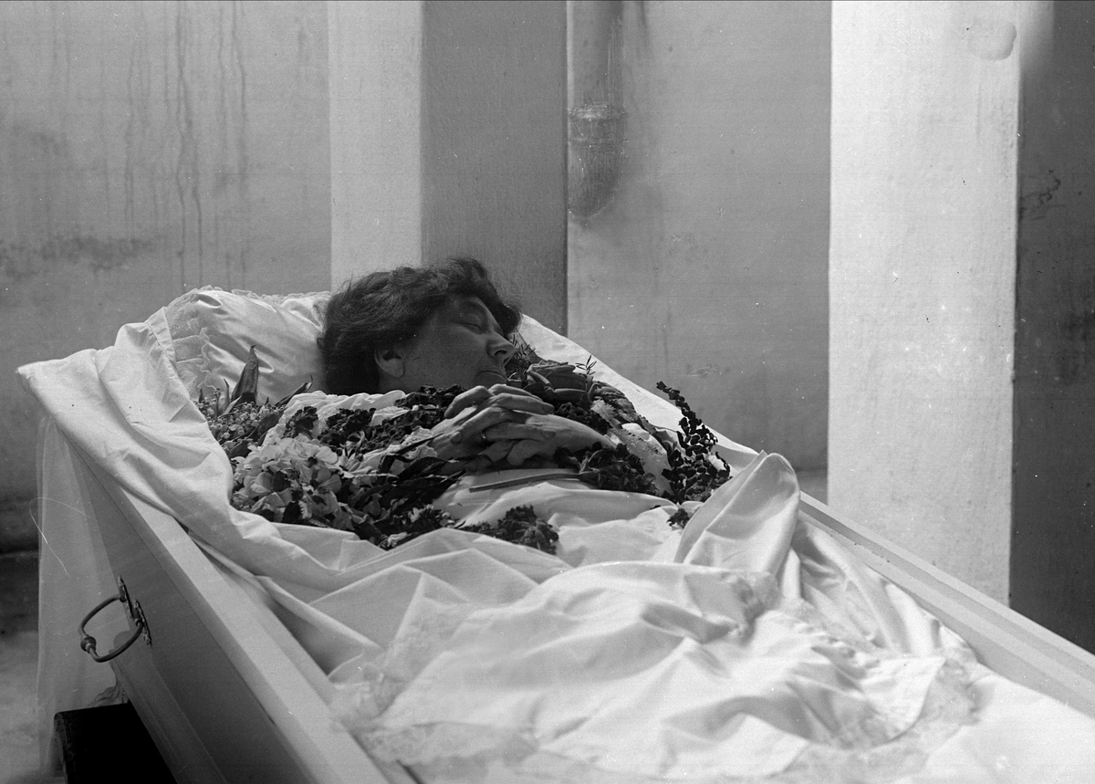 Gustav Borgen, Post mortem-fotografi. Kvinne i åpen kiste.