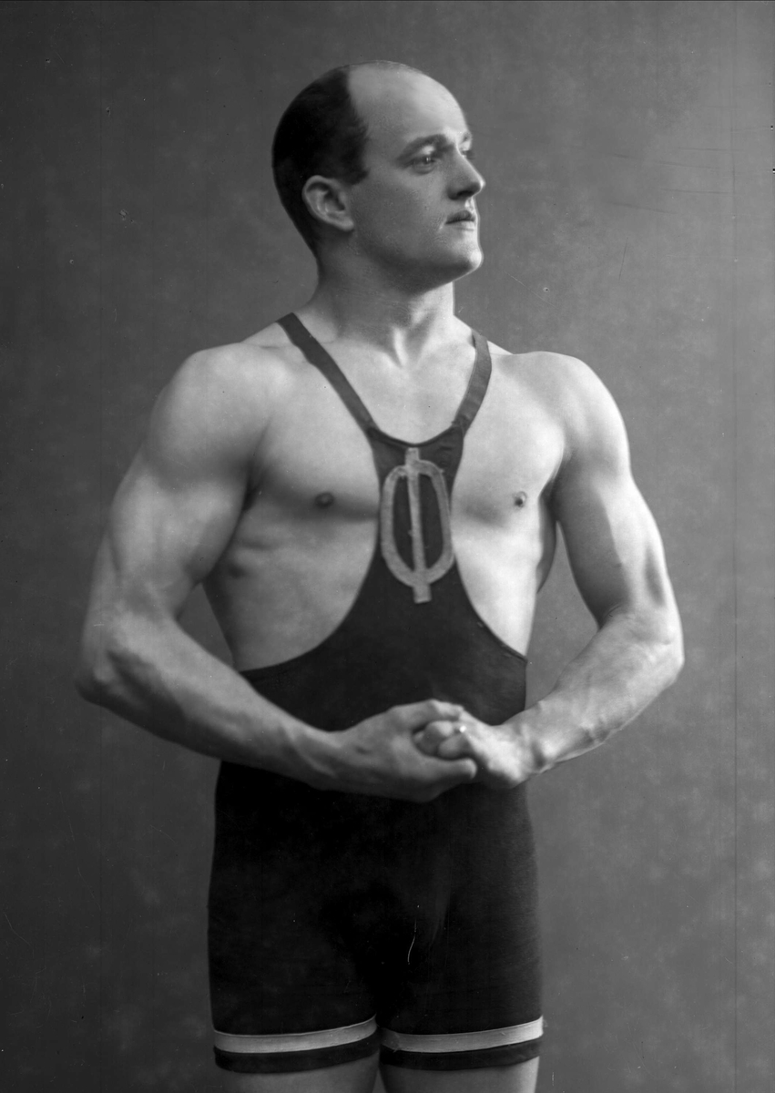 Gustav Borgen, Portrett, mann i brytertrøye viser muskler. Skaarer. Idrætsforeningen Ørnulf.