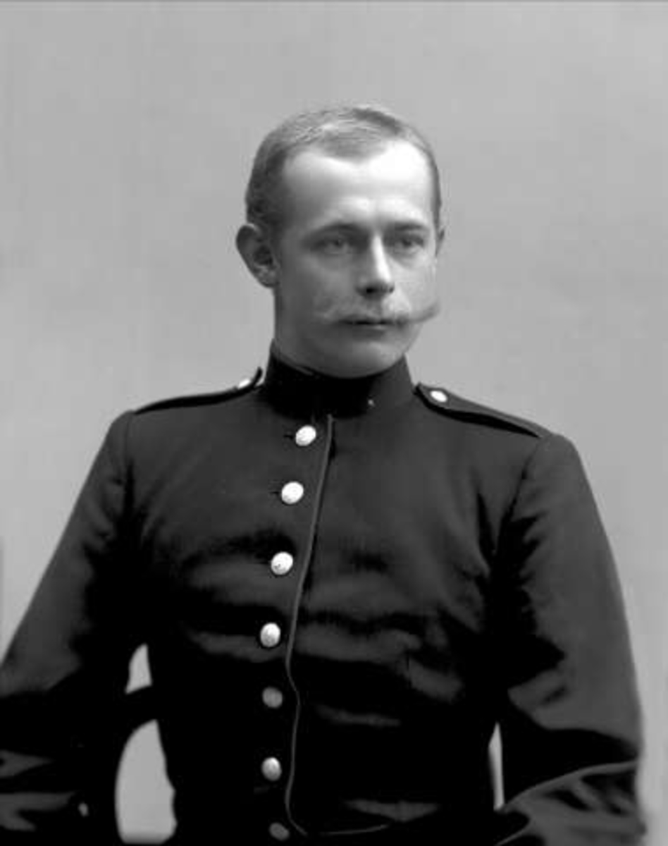 Gustav Borgen, Portrett, mann i kadettuniform.