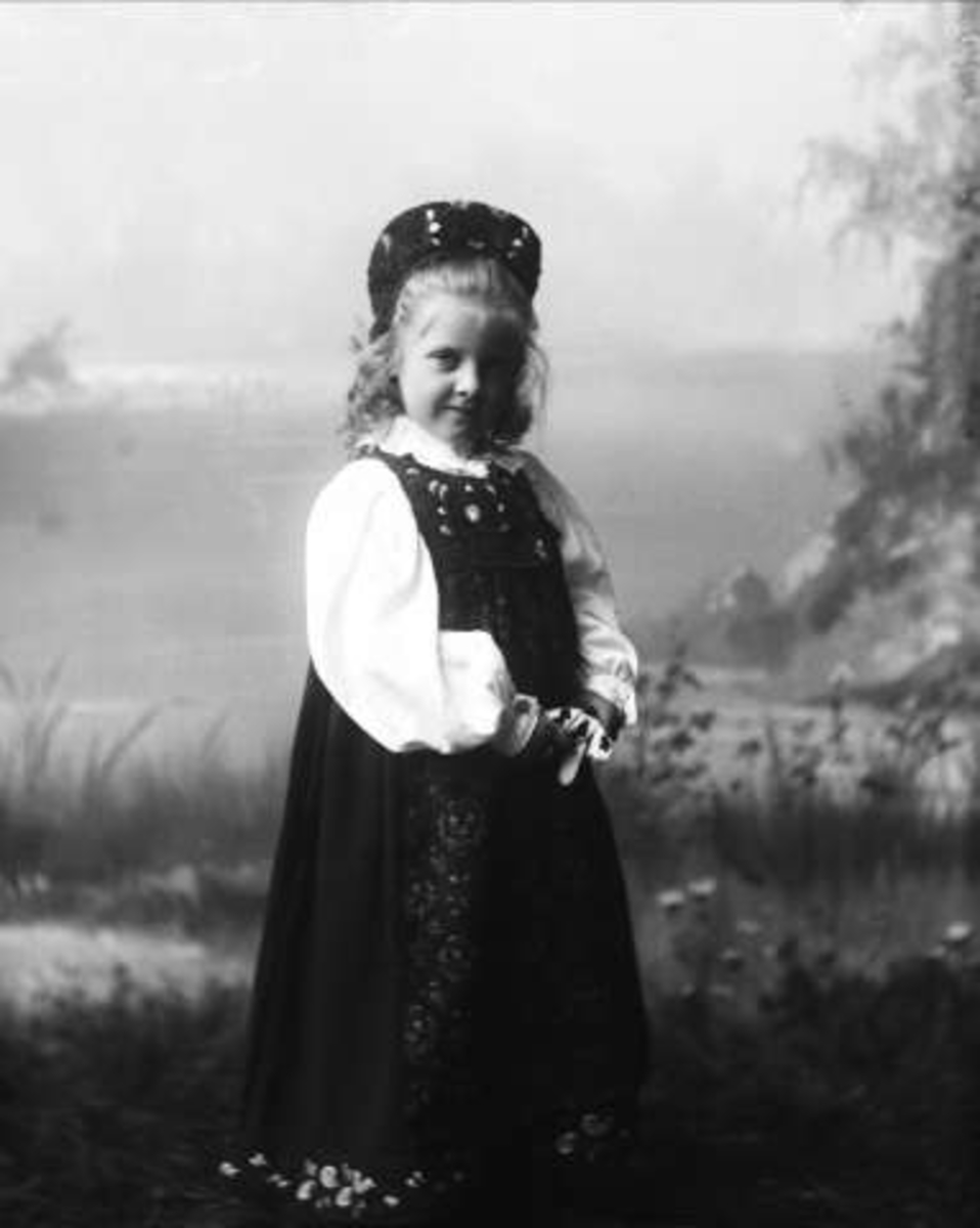 Gustav Borgen, Portrett, pike i bunad. Hans Hjorts datter.