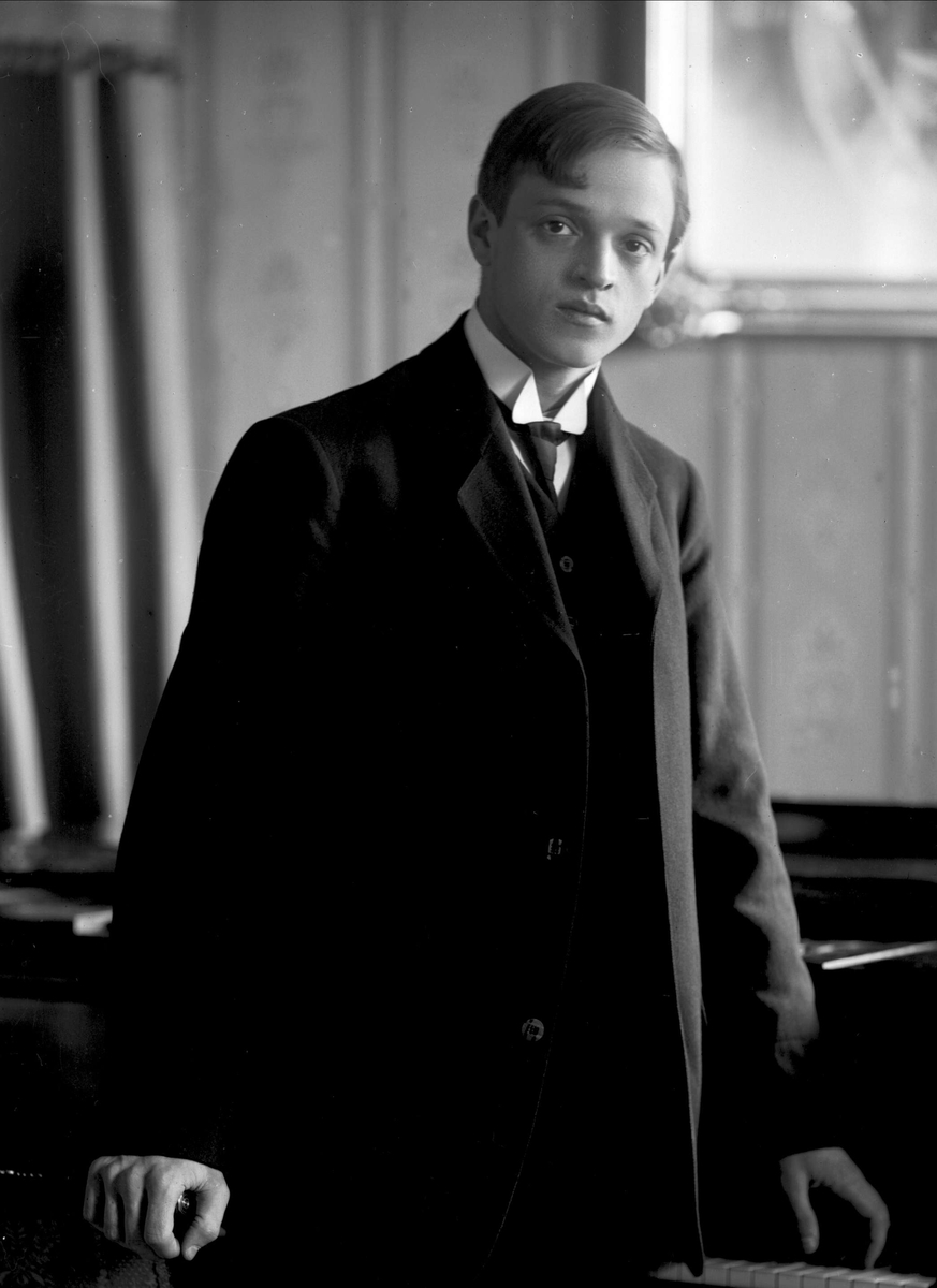 Gustav Borgen, Portrett, Nils Larsen ved flygelet.