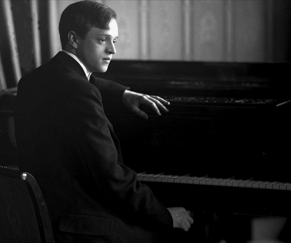Gustav Borgen, Portrett, Nils Larsen ved flygelet.