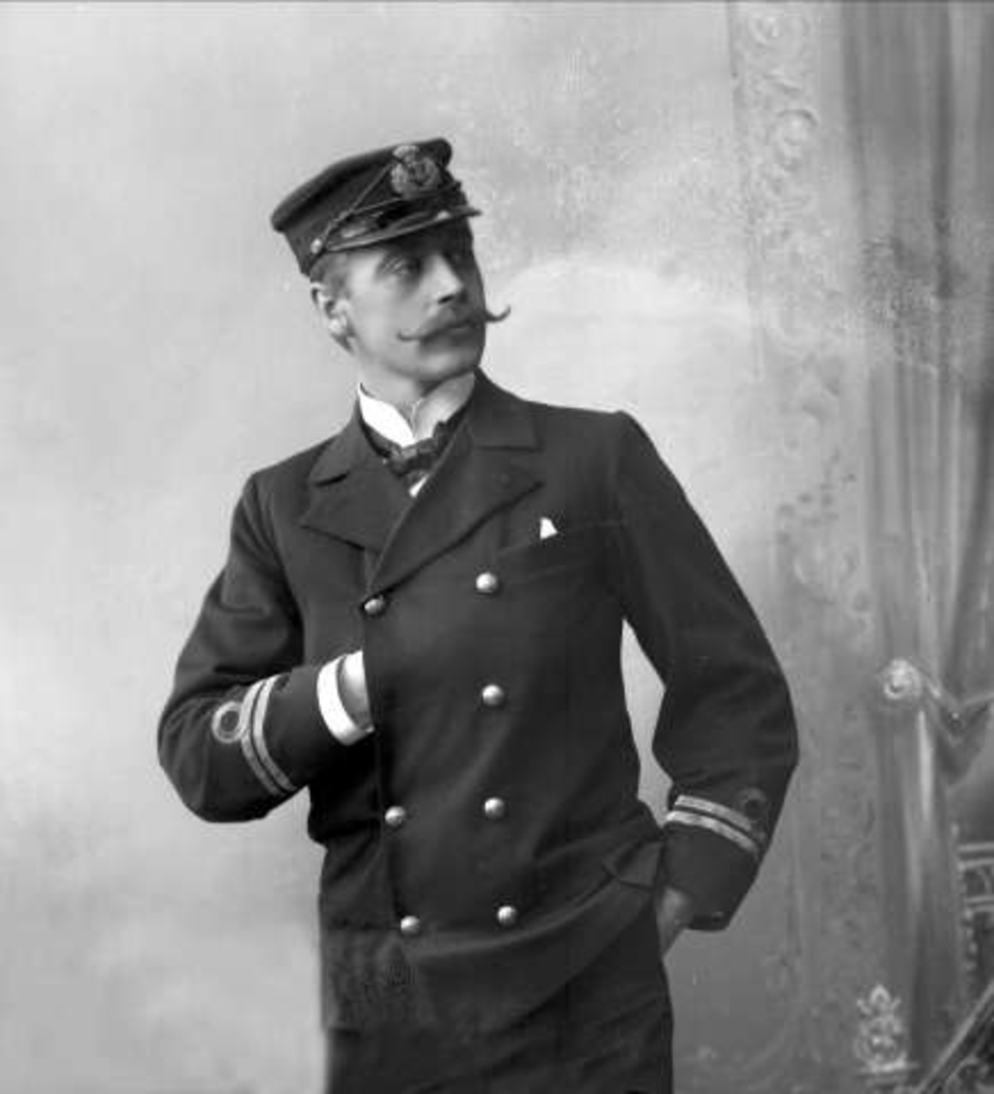 Gustav Borgen, Portrett, offiser i marinen. Løytnant Bugge.