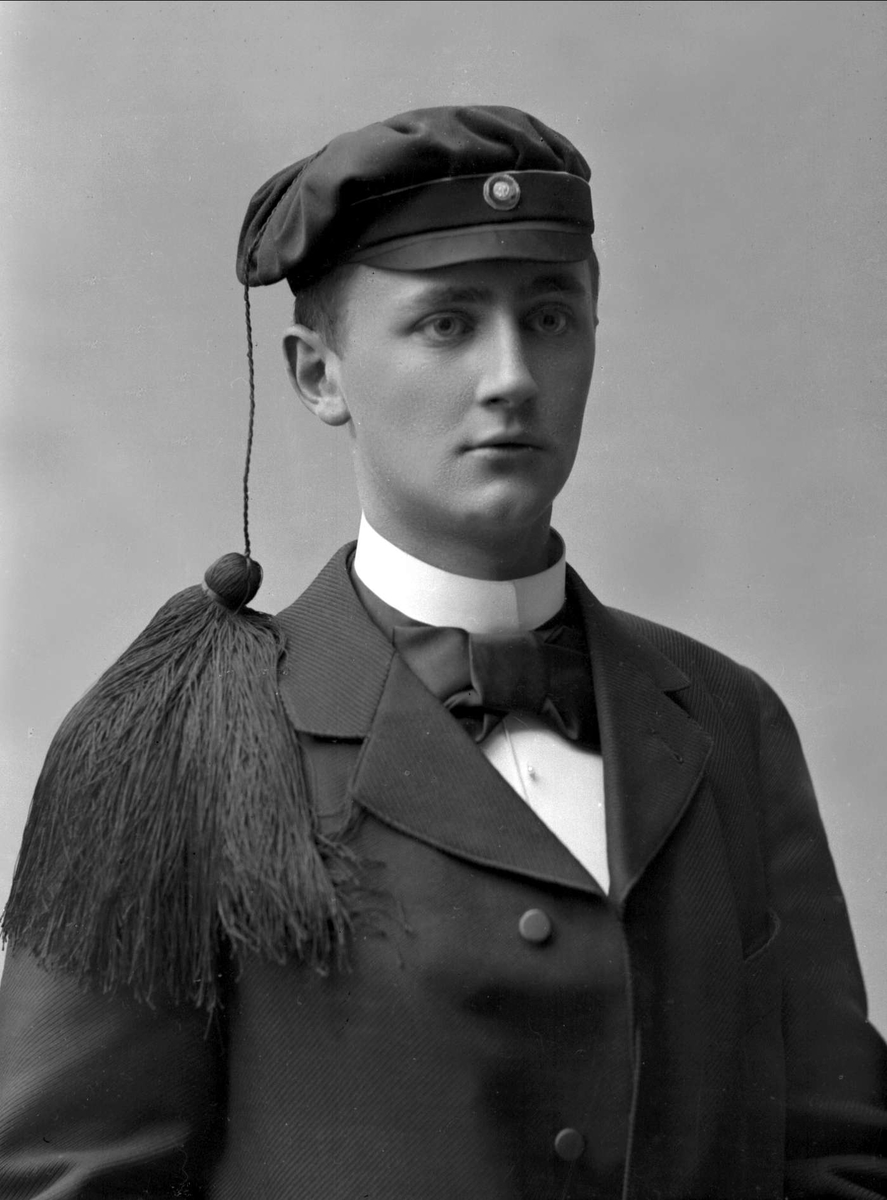 Gustav Borgen, Portrett, mann med studentlue. Sverre Hortman.