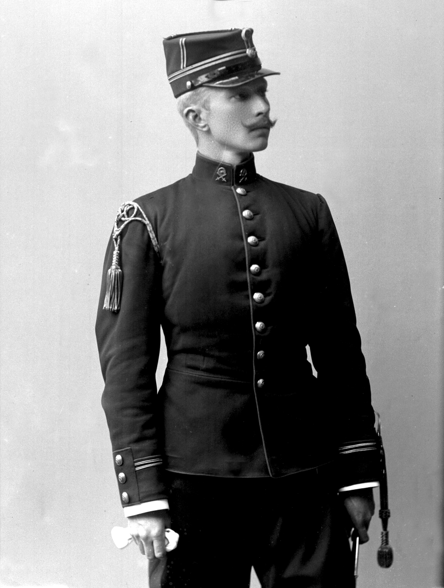 Gustav Borgen, Portrett, Eivind Jensen Eckbo, født 1873, i uniform som premierløytnant ved Trenkorpset som reglementert fra 1894 til 1910.