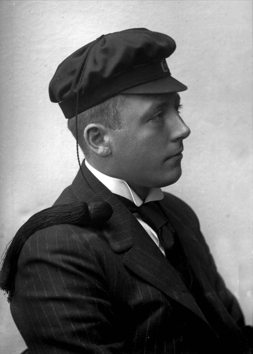 Gustav Borgen, Portrett, mann med studentlue. O Braa-Johansen.