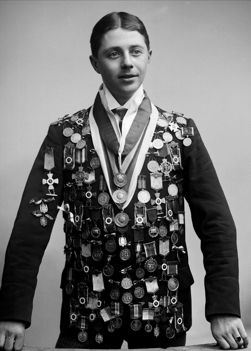 Gustav Borgen, Portrett, Nyborg eller Becker, dekket av medaljer.