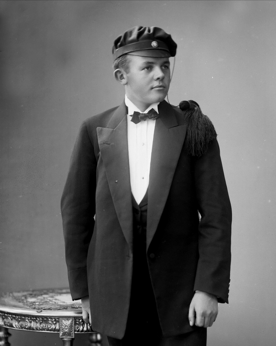 Gustav Borgen, Portrett, mann med studentlue. Student Ottar Ødegaard.