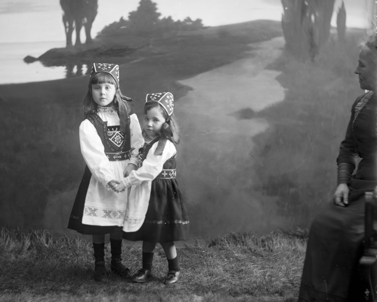 Gustav Borgen, Gruppeportrett, familiebilde.To småpiker i bunad, kvinne i bildekanten.