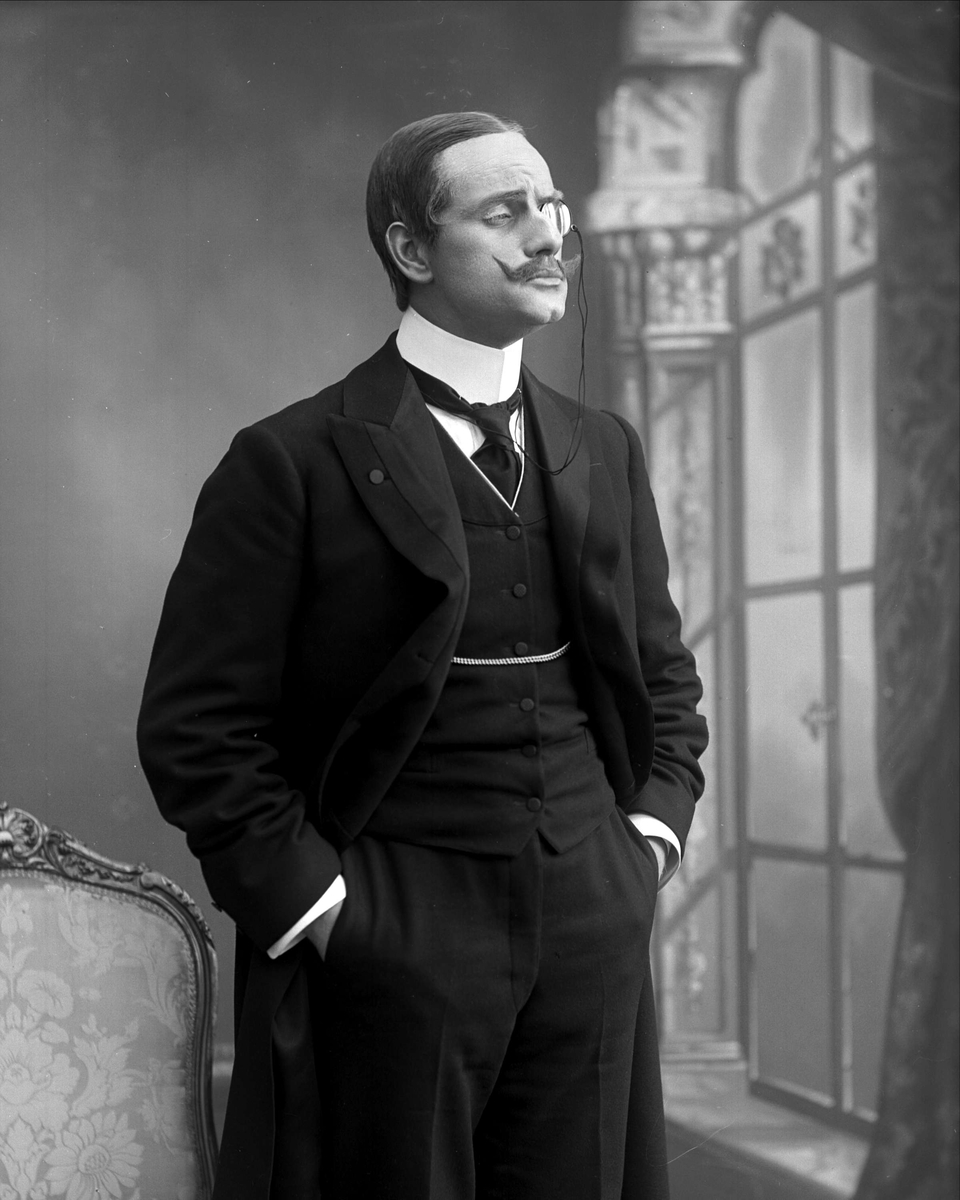 Gustav Borgen, Portrett, skuespiller Dienesen. Mann med monokkel.