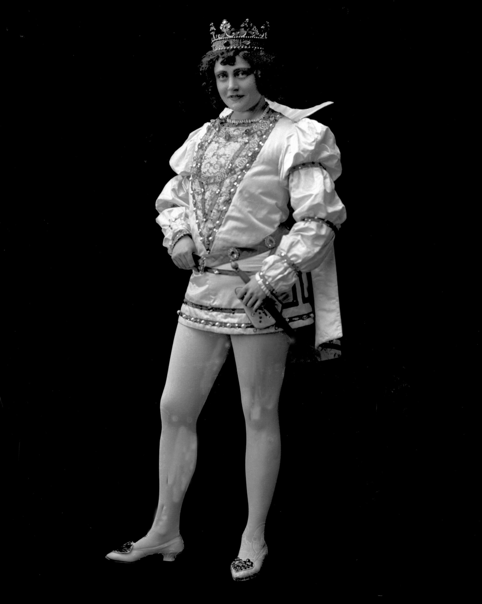 Gustav Borgen, Portrett, operasangerinne, sopranen Gabrielle Bidenkap som "Prinsen av Mantua", fra Cornevilles klokker" (av Planquette), Nationaltheatret 1902.