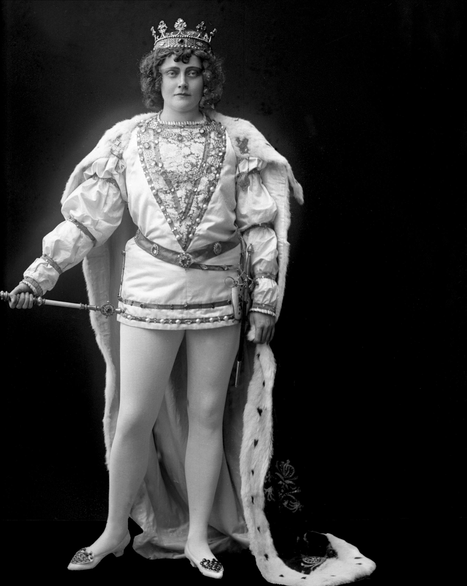 Gustav Borgen, Portrett, operasangerinne, sopranen Gabrielle Bidenkap som "Prinsen av Mantua", fra Cornevilles klokker" (av Planquette), Nationaltheatret 1902..