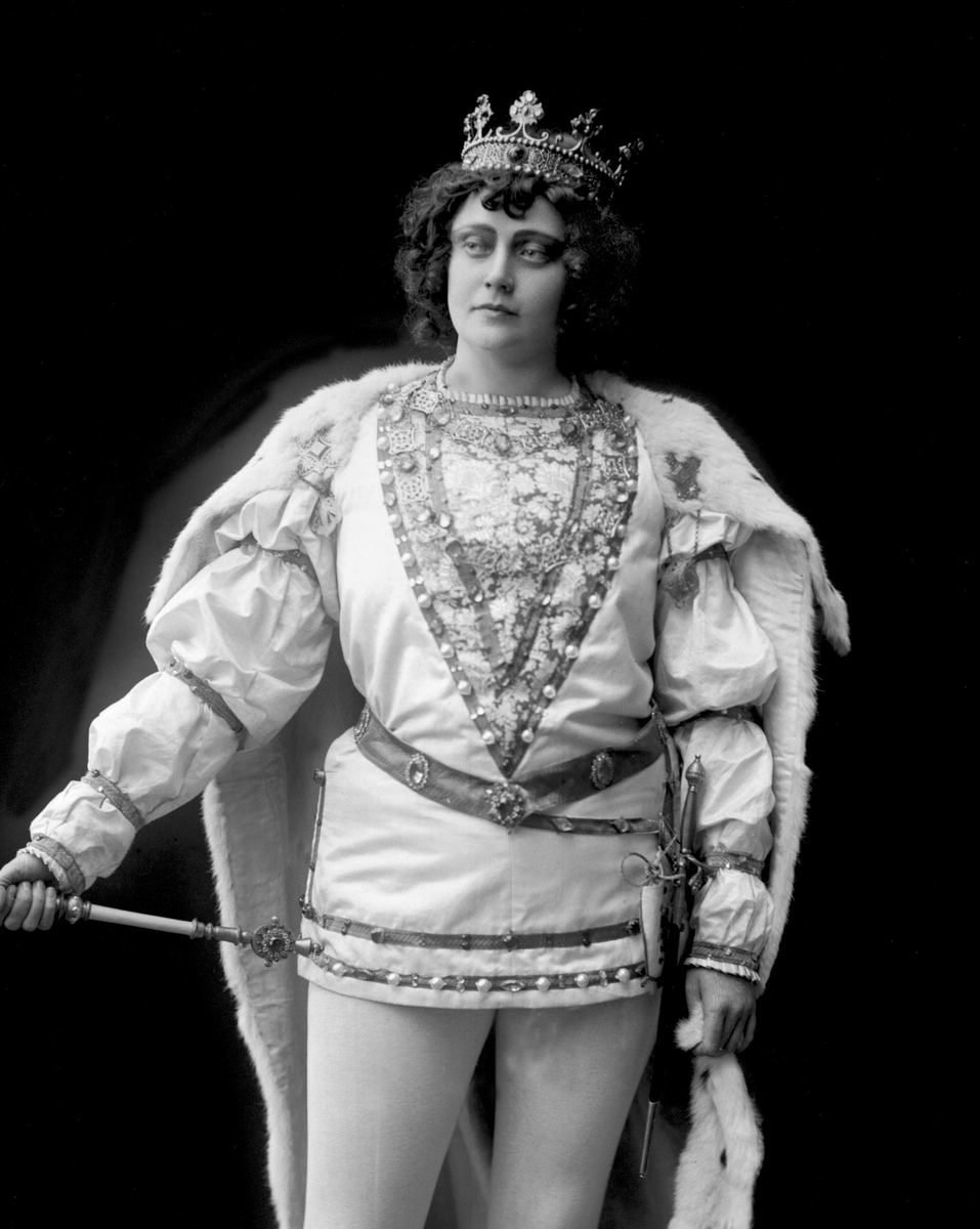 Gustav Borgen, Portrett, operasangerinne, sopranen Gabrielle Bidenkap som "Prinsen av Mantua", fra Cornevilles klokker" (av Planquette), Nationaltheatret 1902.