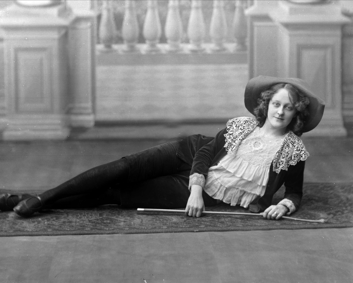 Gustav Borgen, Portrett, ung pike i kostyme, Miss Mona.