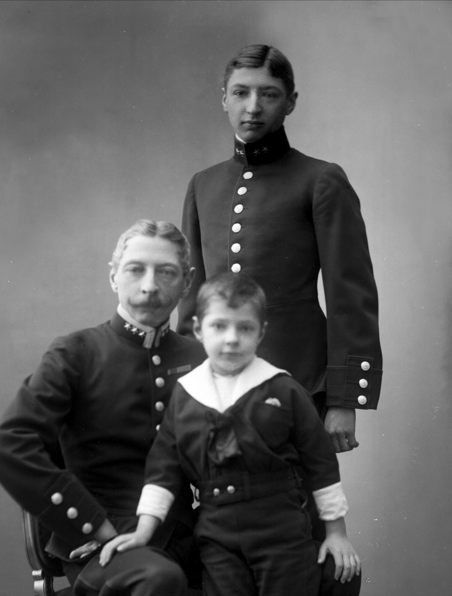 Gustav Borgen, Gruppeportrett, militærfamilie, tre generasjoner Bull, oberst Sigwald Bull, løytnant Georg Bull, to offiserer og et barn.