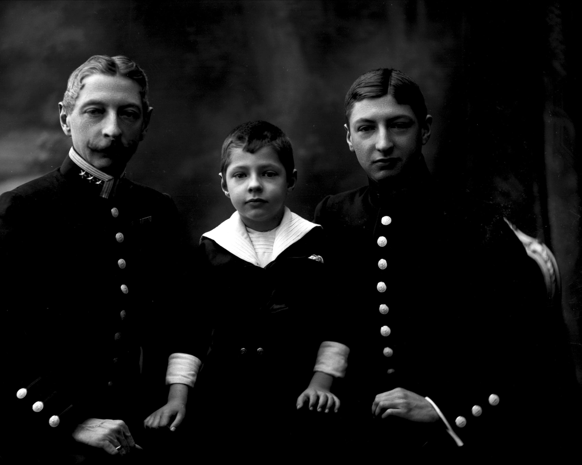 Gustav Borgen, Gruppeportrett, militærfamilie, to offiserer og et barn, to generasjoner Bull, oberst Sigwald Bull, løytnant Georg Bull.