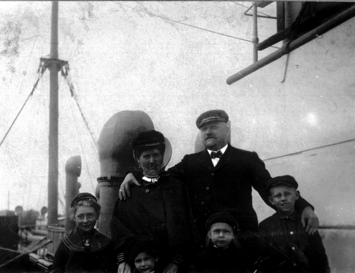 Gustav Borgen, Portrett, familiebilde ombord på et skip. Ektepar og fire barn. Familien Finkenhagen.