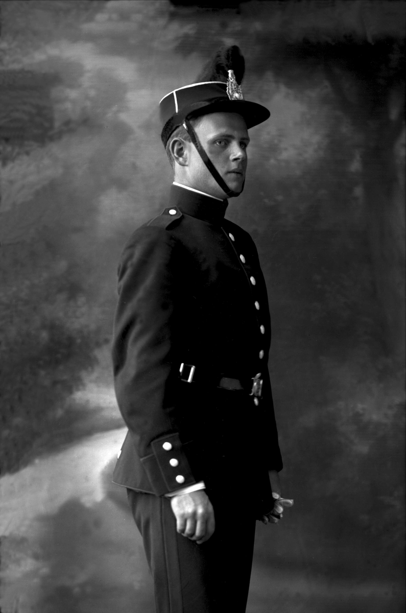 Gustav Borgen, Portrett, mann i kadettuniform.