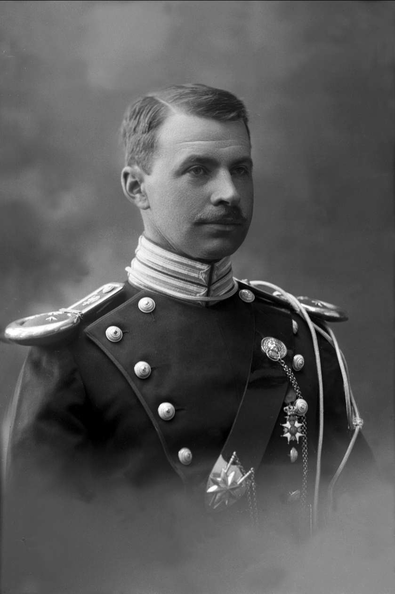 Gustav Borgen, Portrett, Christian August Gjertsen, født 1875, i uniform som rittmester ved kavaleriet som reglementert fra 1910.
